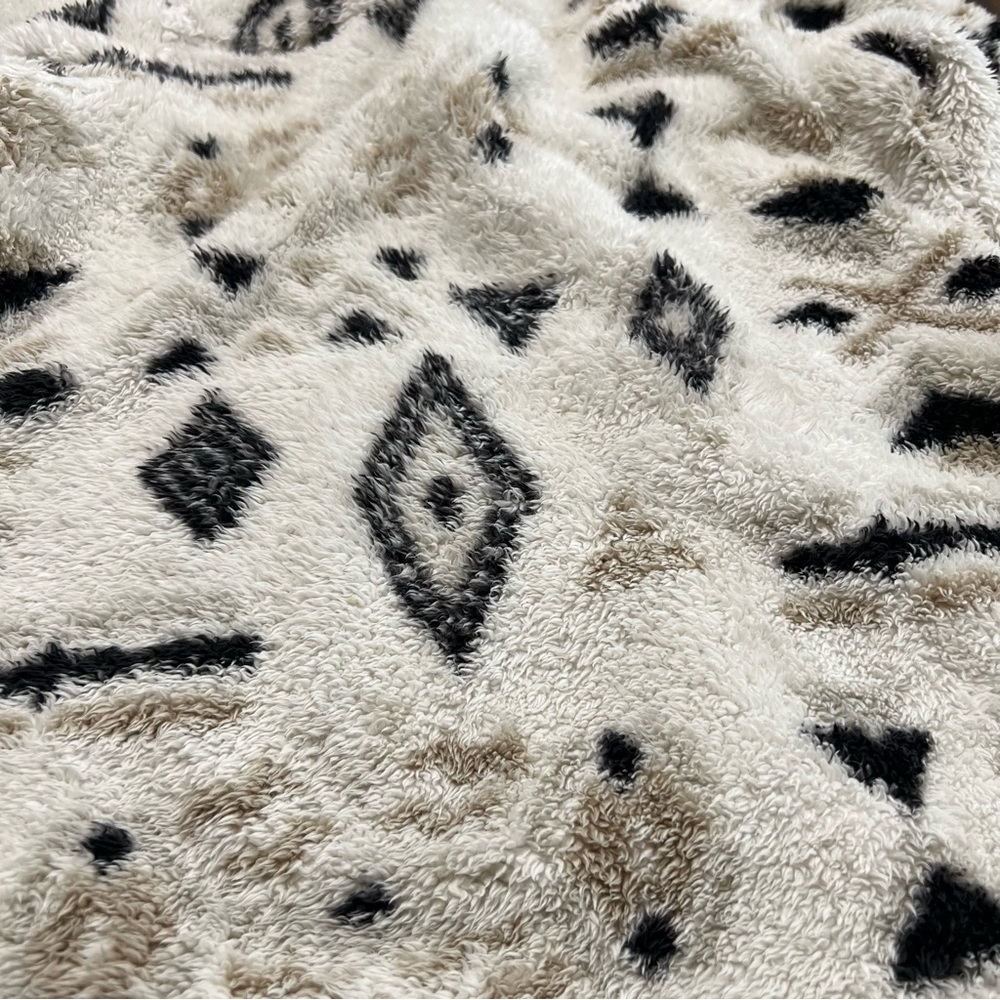 Sherpa pullover sweatshirt v neck zip pockets cream white black tan tribal Small - Picture 10 of 10